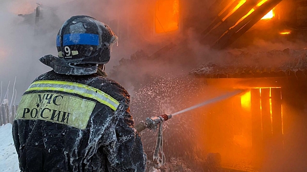В Астрахани загорелись торговые павильоны