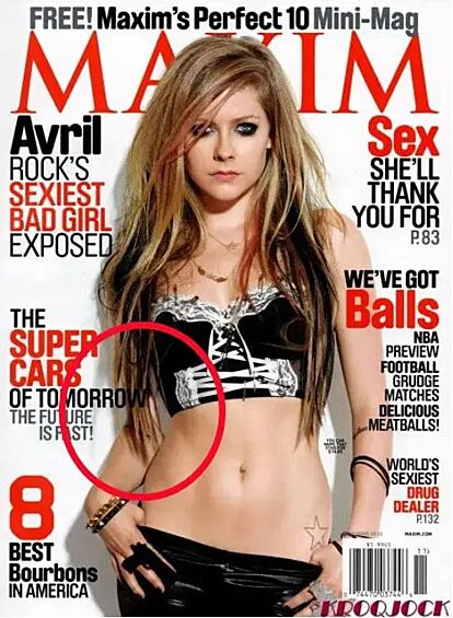 Рука певицы исчезает за ее волосами… Ой! Настолько тонкая?  