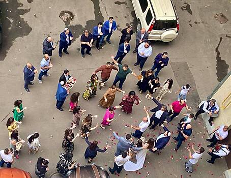 Еврейская свадьба в центре Москвы попала на фото и обрадовала россиян