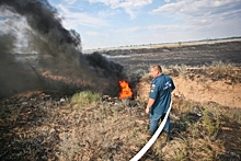 На севере Волгограда в пятницу днем загорелась сухая трава