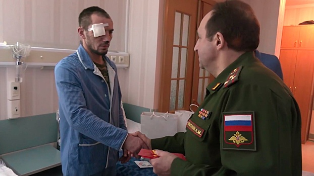 Ветераны навестили в госпитале им. П.В.Мандрыка раненых участников СВО