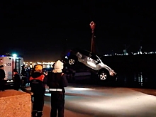 В Питере плыть: автомобиль рухнул в Неву из-за забытого ручника