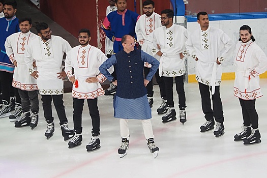 На открытии Центра индийской культуры в Саранске студенты из Индии и Ирака станцевали "Калинку" на льду