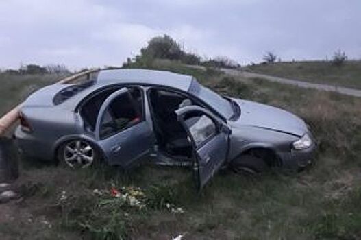 На Ставрополье водитель опрокинувшейся машины оставил пассажиров и сбежал