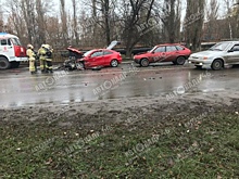 В Курске в ДТП столкнулись три машины