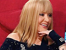 ВИДЕО: танцы на разбитой посуде — Алла Пугачева с друзьями встретила весну