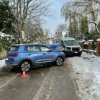 На Воздушной микроавтобус лоб в лоб столкнулся с внедорожником
