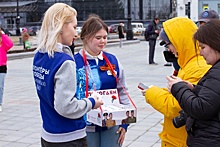 На улицах Хабаровска появились волонтеры с "красными гвоздиками"