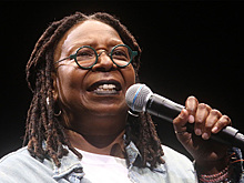 Вупи Голдберг напишет сценарий о пожилой темнокожей супергероине