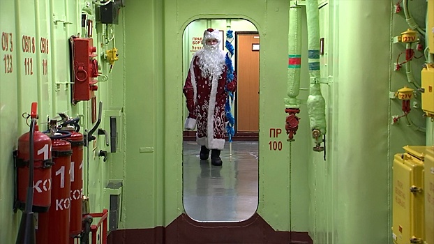 Дед Мороз и 30 елок: экипаж крейсера «Петр Великий» готовится к встрече Нового года
