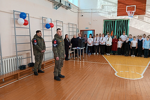 Военные полицейские ЦВО оказали содействие в проведении конкурса «Смотр строя и песни» в одной из свердловских школ