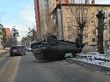 Джип встал на крышу после аварии в центре Читы