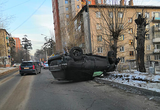 Джип встал на крышу после аварии в центре Читы