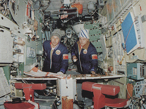 День космонавтики: герои СССР летали в зимних шапках а-ля «Армагеддон»