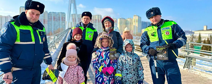 Госавтоинспекторы провели беседу с пешеходами на Павшинском мосту