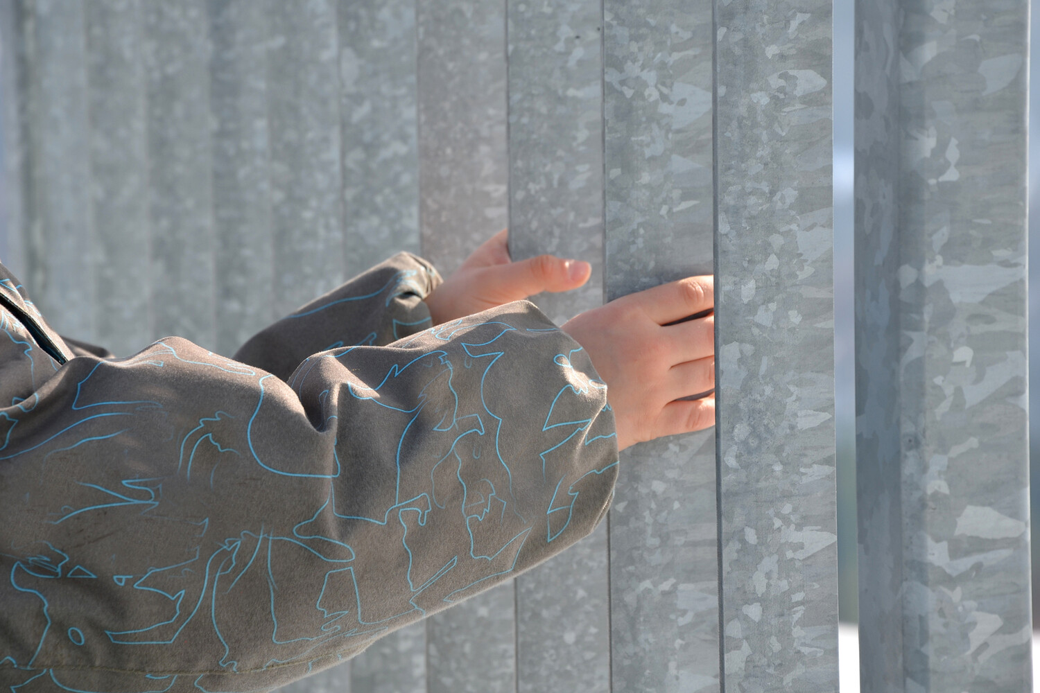 В Волгограде ребенок выпал из окна вместе с москитной сеткой