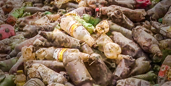 Ужасы канализации: сотни бутылок достали из-под земли в Батуми