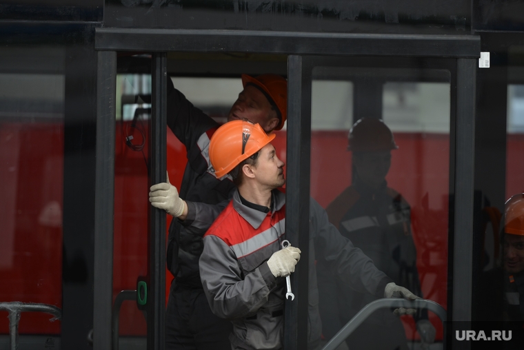 Челябинскому губернатору продемонстрировали мощности завода по производству новых троллейбусов