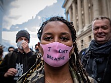 Манифестация против полицейского насилия и расизма проходит в Париже