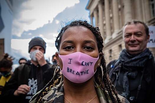 Манифестация против полицейского насилия и расизма проходит в Париже