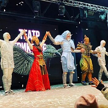 Уличную постановку «Руслан и Людмила» показали красногорцам на площади ДК «Подмосковье»