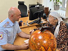 В Самаре полицейские вручили загранпаспорт 109-летней бабушке