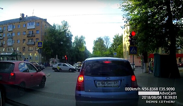 В Твери автомобиль "Яндекс. Такси" попал в ДТП