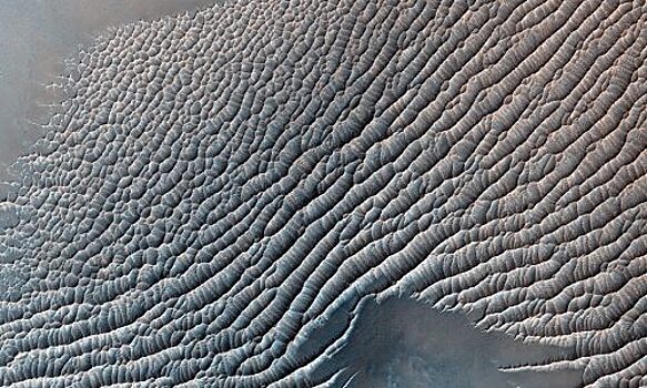 Планетологи усомнились в наличии воды в "оврагах" на Марсе