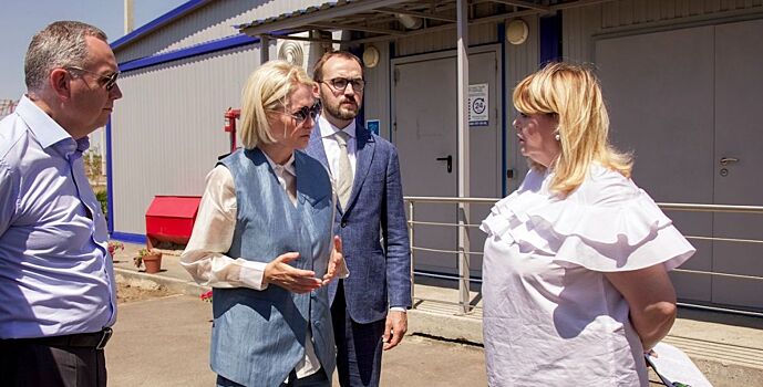 В Кировском районе припаркованная к контейнерной площадке иномарка двое суток мешала вывезти мусор