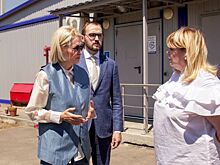 В Кировском районе припаркованная к контейнерной площадке иномарка двое суток мешала вывезти мусор