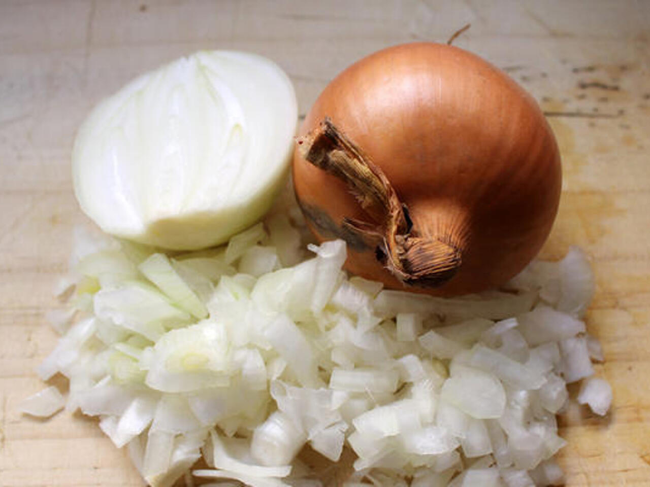 Лук от соплей для детей. Чем полезен лук и чеснок. Есть лук при температуре. Лук и чеснок при сахарном диабете. Чем полезен лук.