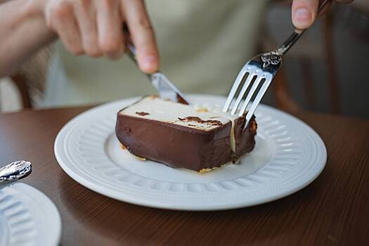 Женщина расторгла 25-летний брак из-за куска торта