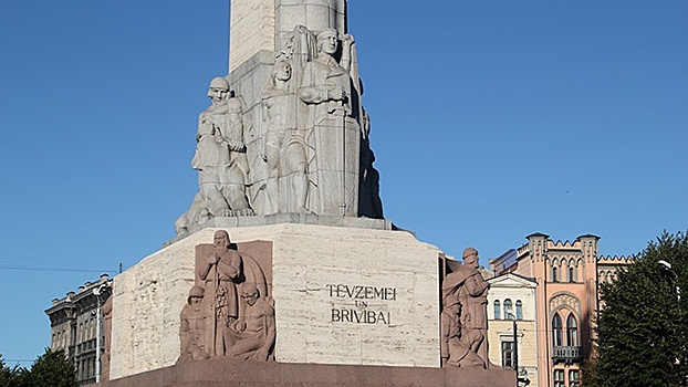 Российский посол в Латвии призвал не воевать с памятниками
