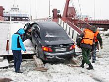 Машины на паром затягивали тросами