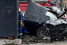Автомобиль протаранил остановку в Перми, один человек погиб