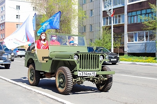 Курганские волонтёры отметили 9 Мая автопробегом на ретро автомобилях