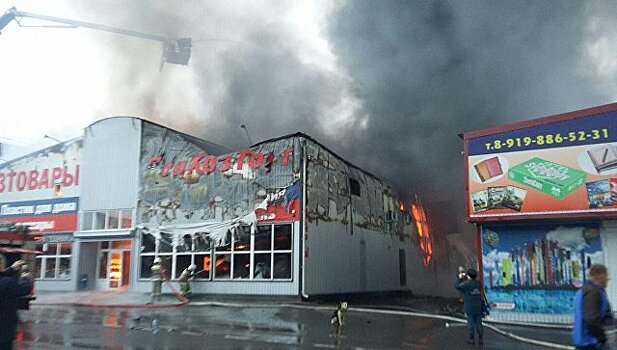 Крупный пожар произошел на рынке под Ростовом-на-Дону