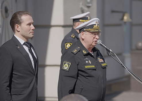 Нахимовцам вручили портрет легендарного лётчика Тимура Апакидзе