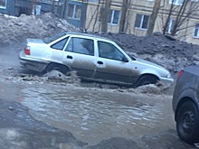 В Солнечном ученики не могут подойти к своей школе из-за огромной лужи