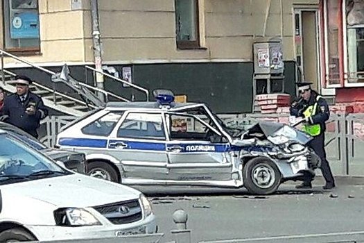 В Екатеринбурге полицейский ВАЗ попал в серьезное ДТП