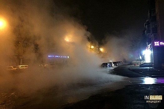 Автомобили ушли под асфальт из-за аварии на трубопроводе в Екатеринбурге