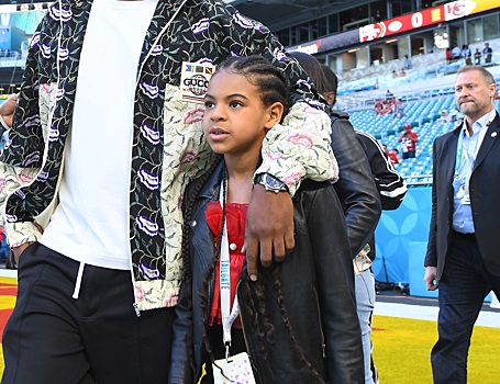 Тугие афрокосы и темная помада: подросшая дочь Бейонсе зажигательно танцует под песню матери из «Короля Льва»