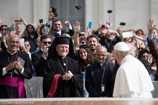 Папу Франциска осторожно раскритиковали за излишнюю медийность
