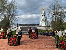 Венки Победы в преддверии 9 Мая спустили на воду Волги в Костроме