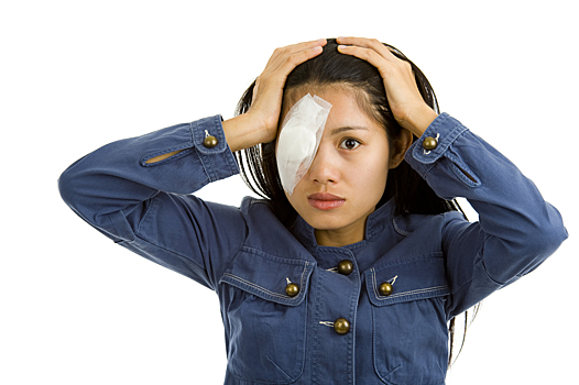 Женщине удалили часть глаза после того, как она неудачно протерла его полотенцем