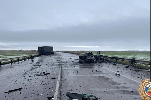 В Ростовской области BMW загорелся после ДТП с фурой