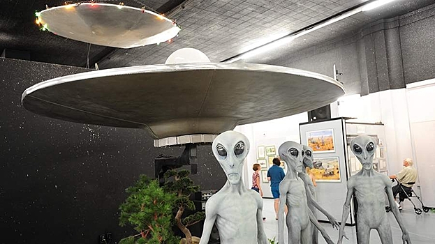 Изучавший НЛО член Пентагона заявил об угрозах в свой адрес