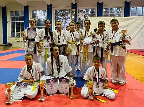 На краевых соревнованиях выселковские каратисты завоевали тринадцать медалей