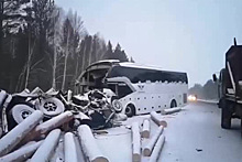 Появилось видео с места автокатастрофы с лесовозом на российской трассе