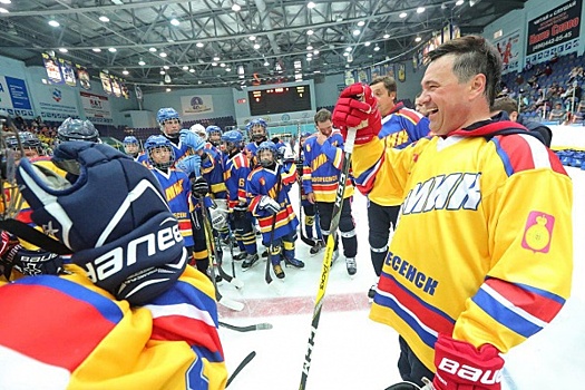 Губернатор Московской области поучаствовал в товарищеском хоккейном матче в Воскресенском